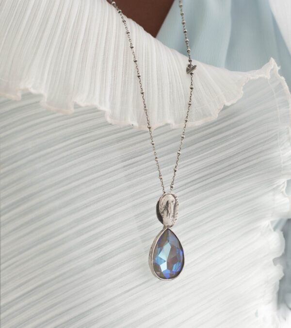 Artystyczny naszyjnik z długim łańcuchem